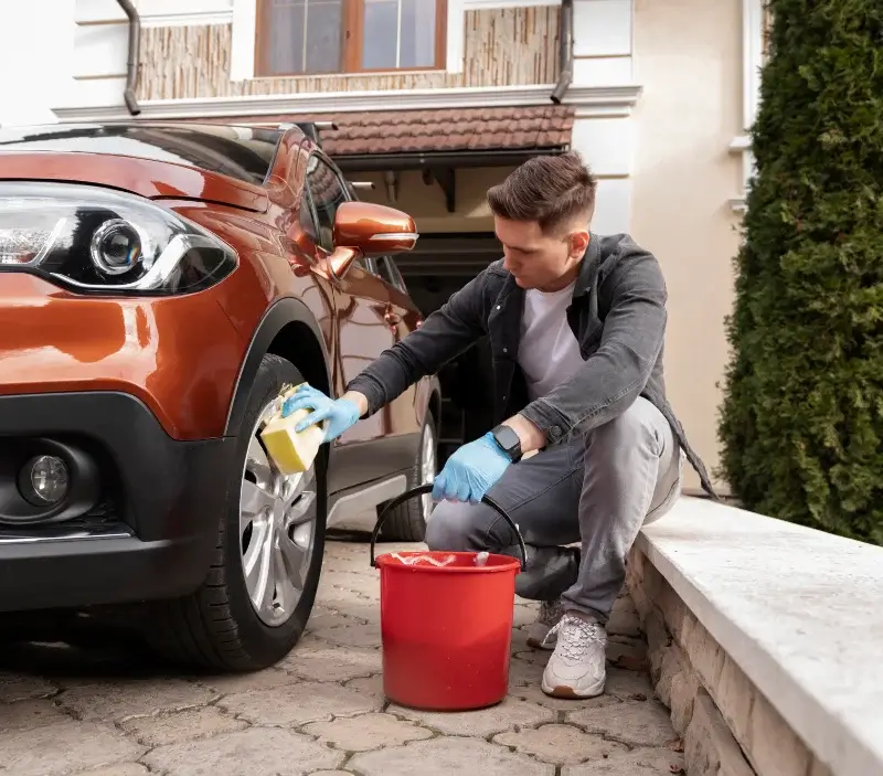 Lavage auto à domicile Livré-la-Touche : professionnel intervenant sur un véhicule